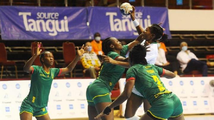 Abus : une handballeuse camerounaise confirme larmes aux yeux le traitement souillant des dirigeants Abus : une handballeuse camerounaise confirme larmes aux yeux le traitement souillant des dirigeants