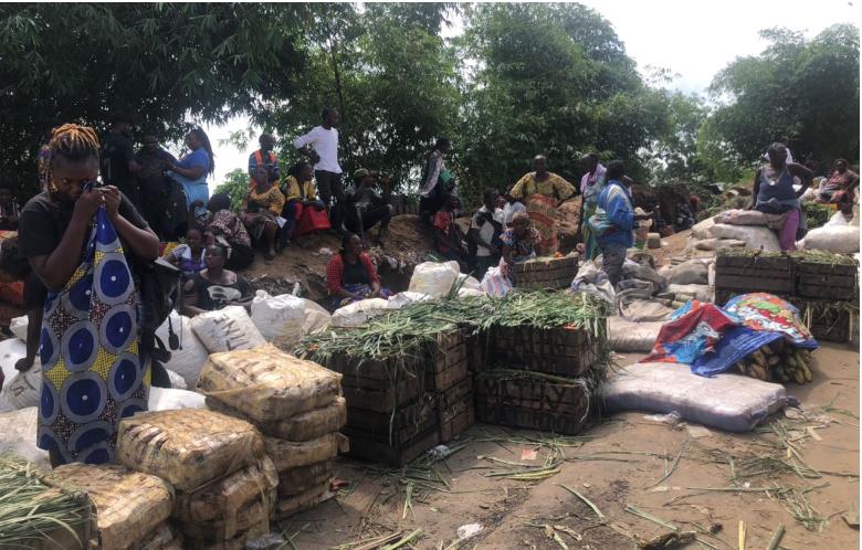 Effondrement de la RN1 : le calvaire des commerçants venus du Kongo Central qui ne peuvent rallier Kinshasa avec leurs marchandises Effondrement de la RN1 : le calvaire des commerçants venus du Kongo Central qui ne peuvent rallier Kinshasa avec leurs marchandises