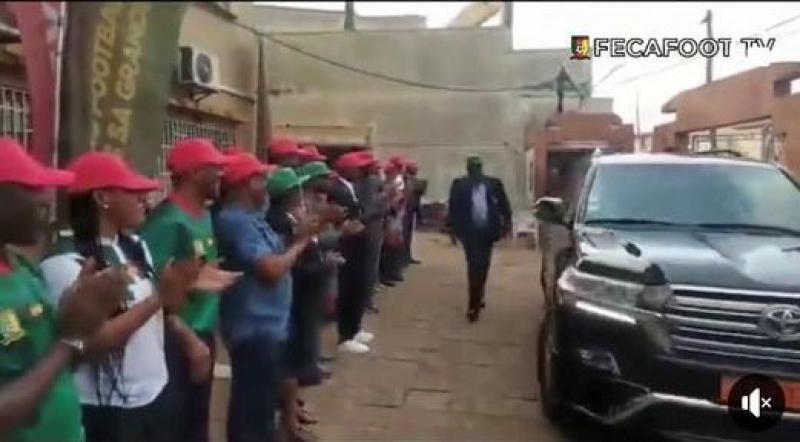 Footbal : L’accueil réservé à Samuel Eto’o Fils par le personnel de la FECAFOOT divise les internautes Footbal : L’accueil réservé à Samuel Eto’o Fils par le personnel de la FECAFOOT divise les internautes