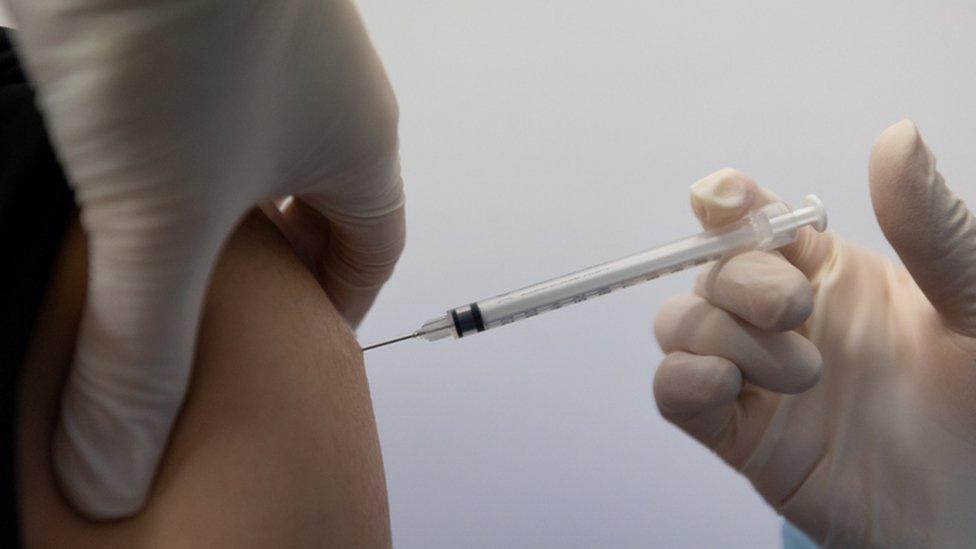 Vaccins contre le Covid-19 : après deux ans, que savons-nous des résultats et des effets secondaires ? Vaccins contre le Covid-19 : après deux ans, que savons-nous des résultats et des effets secondaires ?