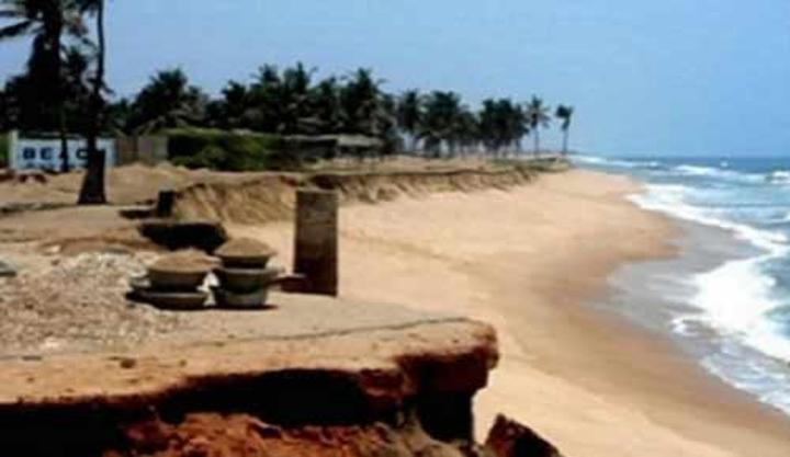 Erosion côtière au Togo : Plage, habitations, terres, routes…Dans la gueule de l’océan…