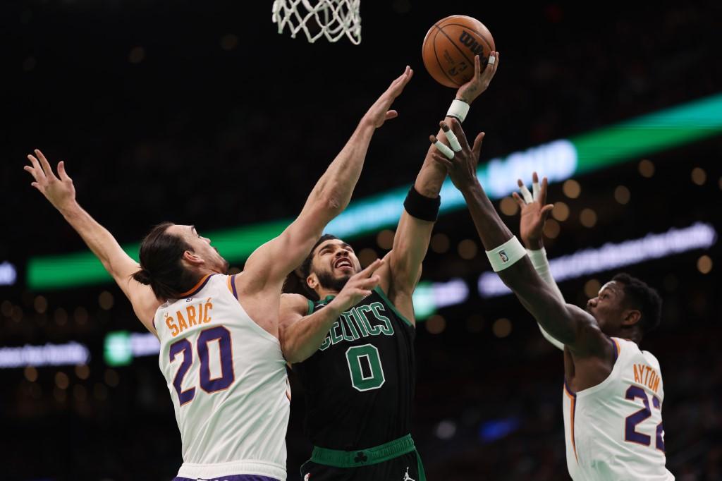 NBA: les Suns brillent à Boston, violences à Minneapolis