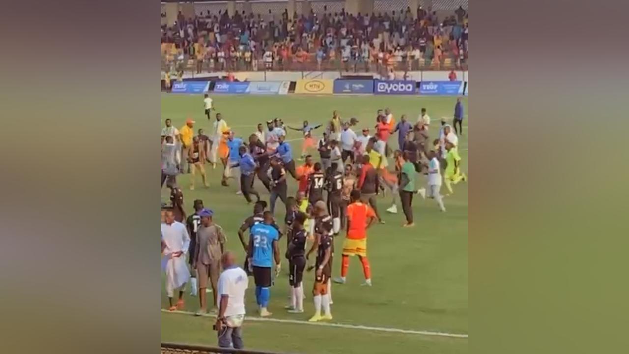 Football Elite 2: Les supporters de l’Unisport du Haut-Nkam tabassent l’arbitre et ses assistants au stade de Bafang. Football Elite 2: Les supporters de l’Unisport du Haut-Nkam tabassent l’arbitre et ses assistants au stade de Bafang.