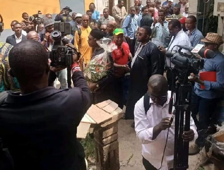 Assassinat de Martinez Zogo : plus d'un mois après, scène inimaginable à la rédaction d'Amplitude FM Assassinat de Martinez Zogo : plus d'un mois après, scène inimaginable à la rédaction d'Amplitude FM