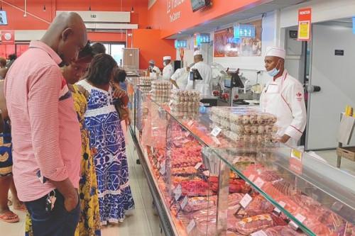 Lutte contre la vie chère : au Cameroun, Carrefour s’engage à geler les prix de 100 produits pendant 100 jours Lutte contre la vie chère : au Cameroun, Carrefour s’engage à geler les prix de 100 produits pendant 100 jours