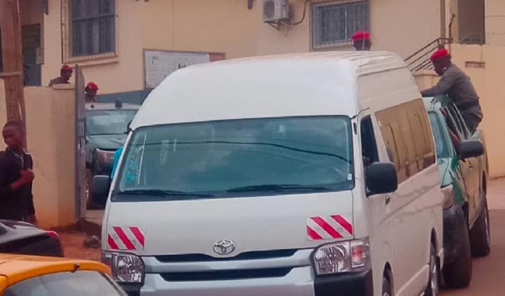 Comparution d'Amougou Belinga: manifestation spontanée devant la Cour d'appel du Centre Comparution d'Amougou Belinga: manifestation spontanée devant la Cour d'appel du Centre