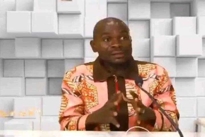Le dernier adieu à Jean Jacques Ola Bebe : un moment d'émotion dans son village natal Le dernier adieu à Jean Jacques Ola Bebe : un moment d'émotion dans son village natal