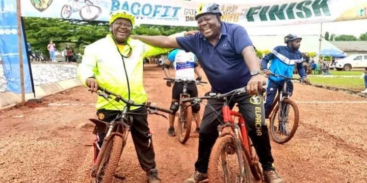 Jean de Dieu Momo et Joseph Le sortent leurs Vélos tout terrain Jean de Dieu Momo et Joseph Le sortent leurs Vélos tout terrain