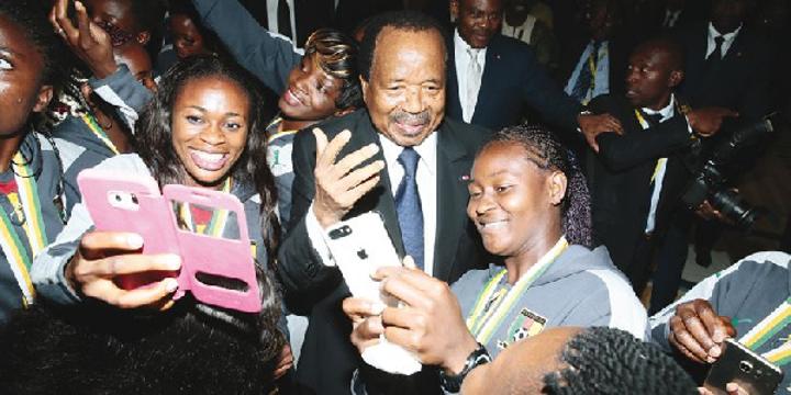 Générosité : Paul Biya sort le chéquier, les Camerounais sont en joie Générosité : Paul Biya sort le chéquier, les Camerounais sont en joie