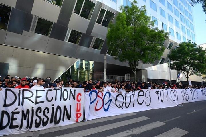 Messi, Neymar, Al-Khelaïfi... Le PSG cible de la colère de certains supporters Messi, Neymar, Al-Khelaïfi... Le PSG cible de la colère de certains supporters