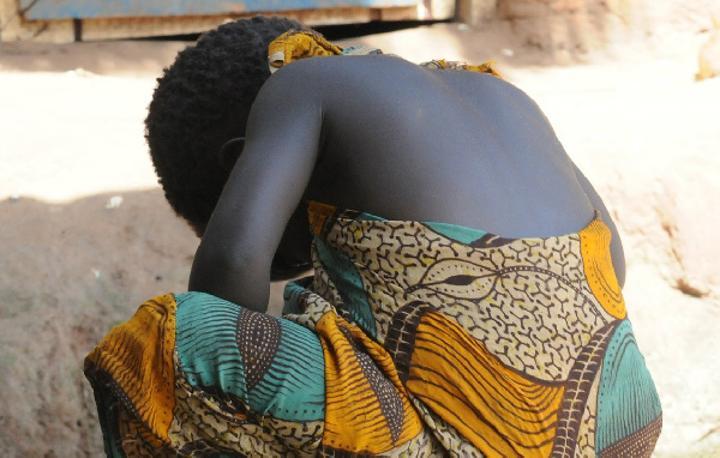 Douala : il offre des bonbons à l'enfant et s'isole avec lui, la suite de l'histoire choque Douala : il offre des bonbons à l'enfant et s'isole avec lui, la suite de l'histoire choque