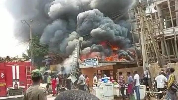 Yaoundé : un début de feu non maîtrisé finit par semer le chaos dans le quartier Yaoundé : un début de feu non maîtrisé finit par semer le chaos dans le quartier