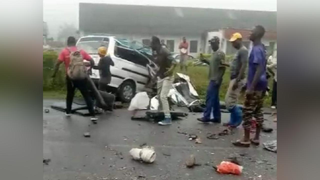 Des morts à Bangangté: tous les passagers d'un véhicule meurent après un accident avec un camion Des morts à Bangangté: tous les passagers d'un véhicule meurent après un accident avec un camion