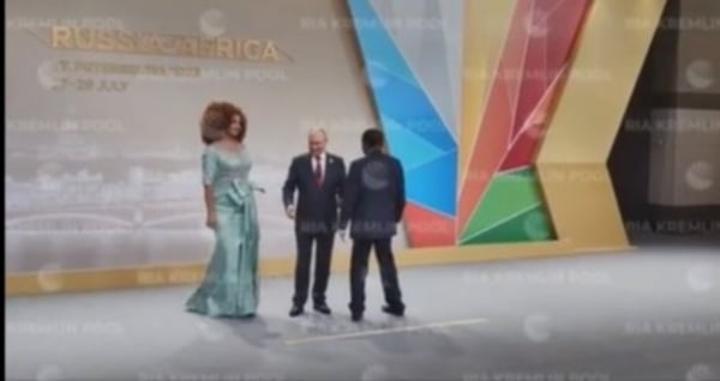 Sommet Russie-Afrique: Biya en démarche 'robocop' s'offre encore en spectacle affligeant Sommet Russie-Afrique: Biya en démarche 'robocop' s'offre encore en spectacle affligeant