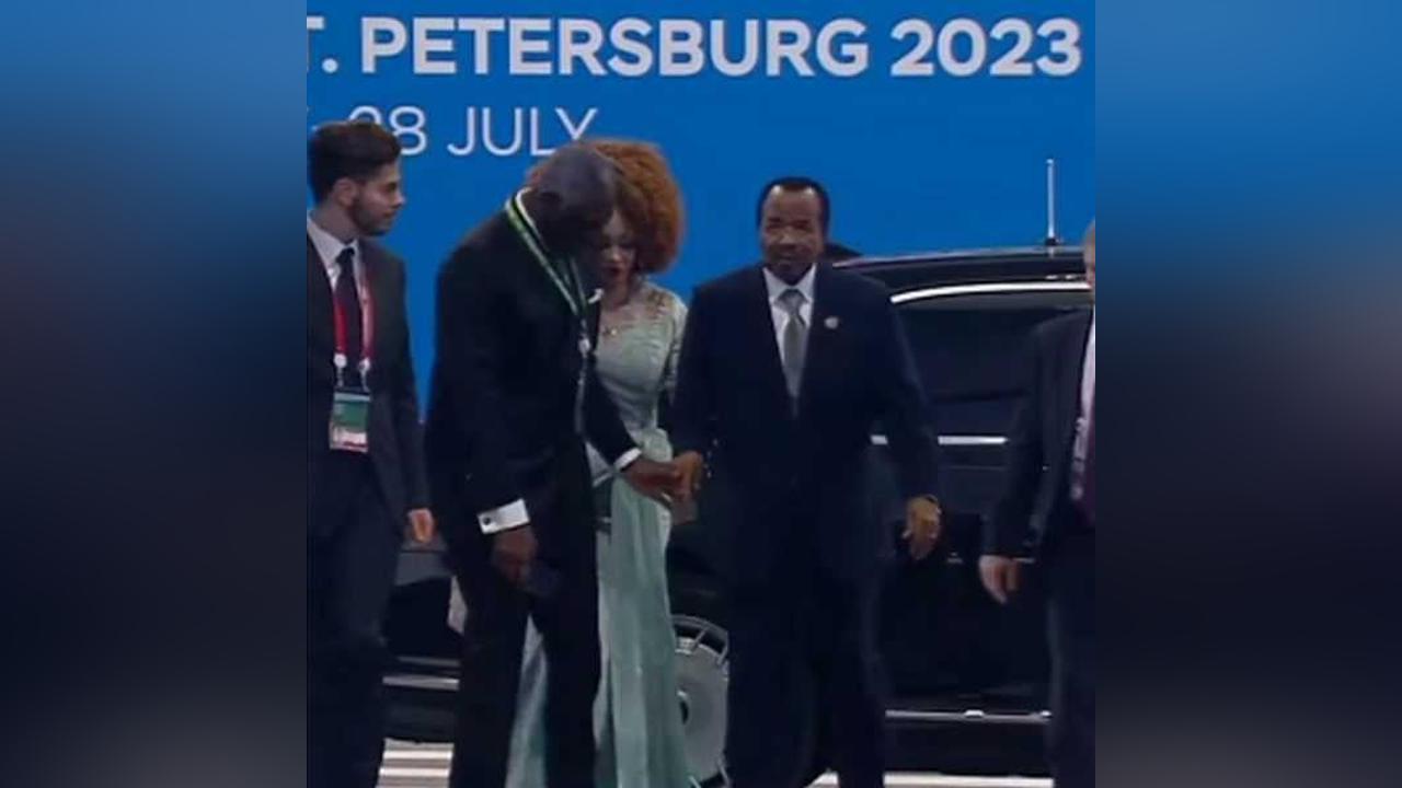 Glissade et humiliation : le geste de Samuel Mvondo Ayolo qui sauve Paul Biya d’une honte mondiale(video) Glissade et humiliation : le geste de Samuel Mvondo Ayolo qui sauve Paul Biya d’une honte mondiale(video)