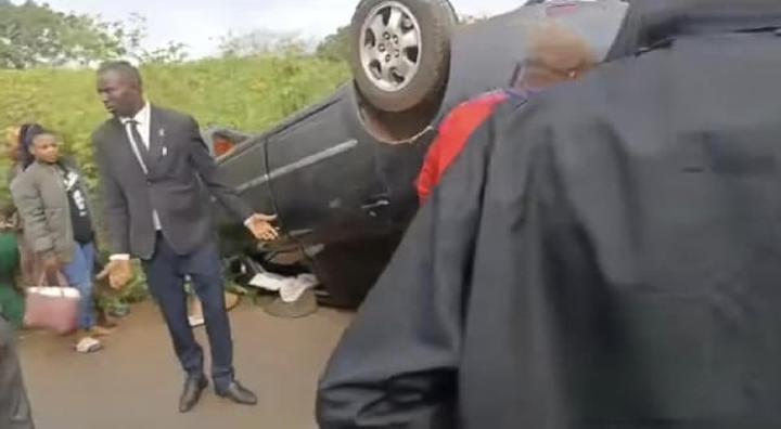 Quel destin : un véhicule du cortège funéraire de John Fru Ndi termine dans les buissons Quel destin : un véhicule du cortège funéraire de John Fru Ndi termine dans les buissons