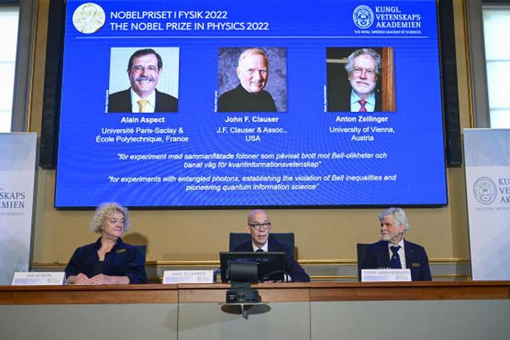 Le prix Nobel de physique 2022 attribué au Français Alain Aspect, un Américain et un Autrichien pour leurs travaux sur la révolution quantique Le prix Nobel de physique 2022 attribué au Français Alain Aspect, un Américain et un Autrichien pour leurs travaux sur la révolution quantique