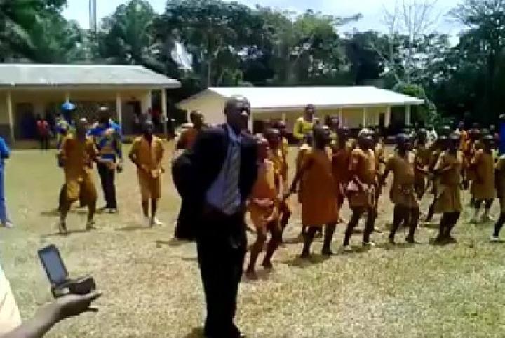 Nécrologie : Abossolo l'enseignant le 'plus célèbre' du Cameroun est mort Nécrologie : Abossolo l'enseignant le 'plus célèbre' du Cameroun est mort