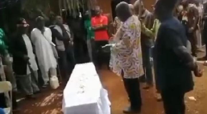 Les ambaboys surgissent lors des funérailles, kidnappent et assassinent le maire adjoint de Balikumbat Les ambaboys surgissent lors des funérailles, kidnappent et assassinent le maire adjoint de Balikumbat