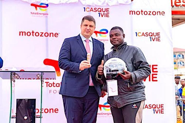 Opération « Un casque, une vie » de TotalEnergies, c’est parti au Cameroun. Opération « Un casque, une vie » de TotalEnergies, c’est parti au Cameroun.