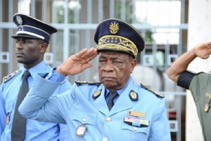 DGSN: Mbarga Nguélé fait arrêter 4 officiers de police à l'aéroport de Yaoundé DGSN: Mbarga Nguélé fait arrêter 4 officiers de police à l'aéroport de Yaoundé