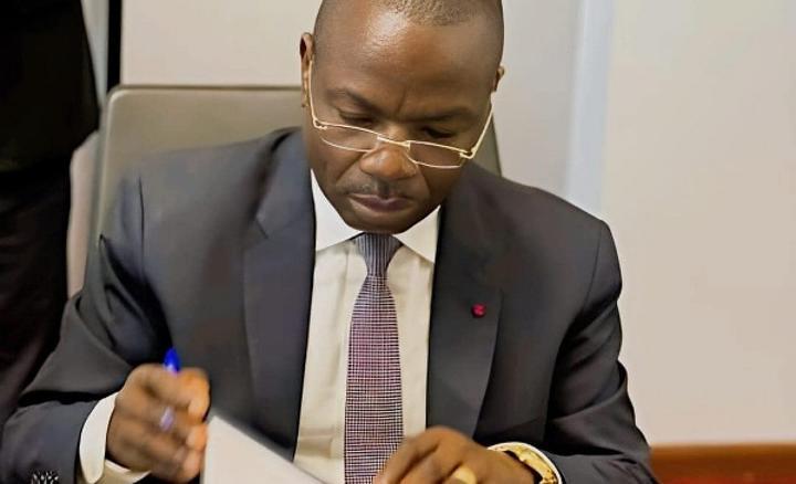 Faux et usage de faux : Amougou Belinga rattrapé par son passé Faux et usage de faux : Amougou Belinga rattrapé par son passé