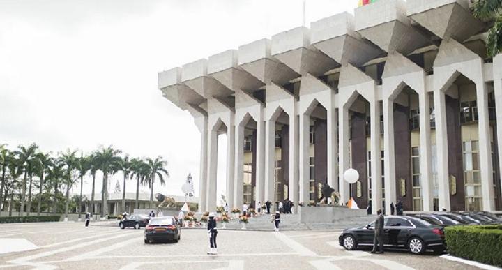 Sérail : la maffia au cœur du pouvoir de Yaoundé Sérail : la maffia au cœur du pouvoir de Yaoundé