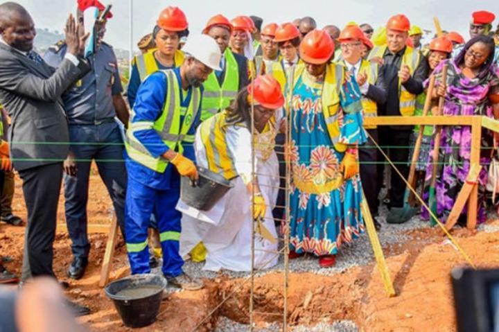 Le Cameroun lance la construction des 3060 habitations prévues à Olembe pour réduire le déficit de logement Le Cameroun lance la construction des 3060 habitations prévues à Olembe pour réduire le déficit de logement
