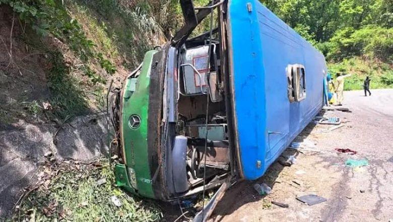 Cameroun-Jeux universitaires : un bus d’étudiants venant de Yaoundé se renverse sur la falaise de Mbé Cameroun-Jeux universitaires : un bus d’étudiants venant de Yaoundé se renverse sur la falaise de Mbé