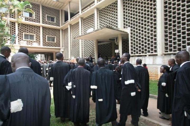 Au Cameroun, les avocats ont décidé de ne plus porter leur robe Au Cameroun, les avocats ont décidé de ne plus porter leur robe