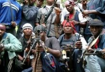 Ambazoniens Frappent, Population Désemparée Ambazoniens Frappent, Population Désemparée