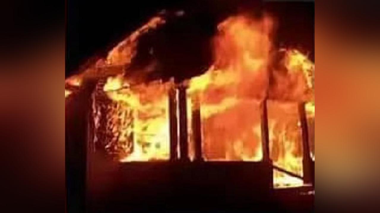 Représailles: Maison de Maire Brûlée avec lui Dedans Représailles: Maison de Maire Brûlée avec lui Dedans