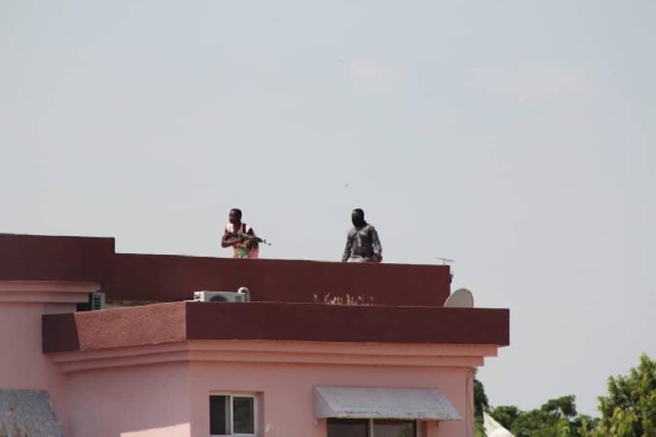 Snipers Visant Issa Tchiroma À Distance Snipers Visant Issa Tchiroma À Distance