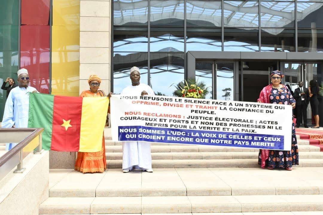 Députés de l'UDC Manifestent à l'Assemblée Nationale Députés de l'UDC Manifestent à l'Assemblée Nationale
