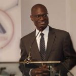 Le DG de la CNPS découvre ses fesses dehors Le DG de la CNPS découvre ses fesses dehors