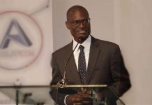 Le DG de la CNPS découvre ses fesses dehors Le DG de la CNPS découvre ses fesses dehors