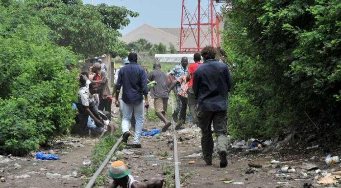 Escroquerie: Gendarmes et Policiers Poursuivis par la Population Escroquerie: Gendarmes et Policiers Poursuivis par la Population