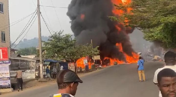 Explosion De Camion-Citerne À Tiko Fait Plusieurs Morts Explosion De Camion-Citerne À Tiko Fait Plusieurs Morts