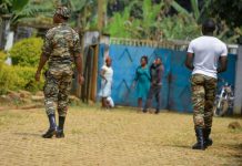 Vidéo D’un Corps Habillé Bastonné Par Ses Collègues Vidéo D'un Corps Habillé Bastonné Par Ses Collègues