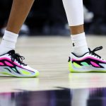 Grincement Des Baskets Sur Le Parquet Comme Mini-Séisme Grincement Des Baskets Sur Le Parquet Comme Mini-Séisme