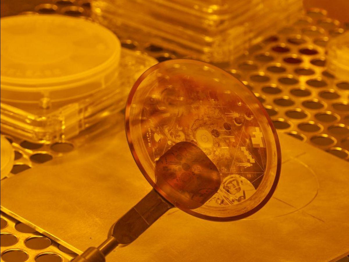 Capsule de l'humanité Gravée Sur La Lune Pour L'Éternité Capsule de l'humanité Gravée Sur La Lune Pour L'Éternité