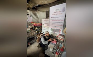 Un Palestinien Restaure des Corans Survivants à Gaza Un Palestinien Restaure des Corans Survivants à Gaza
