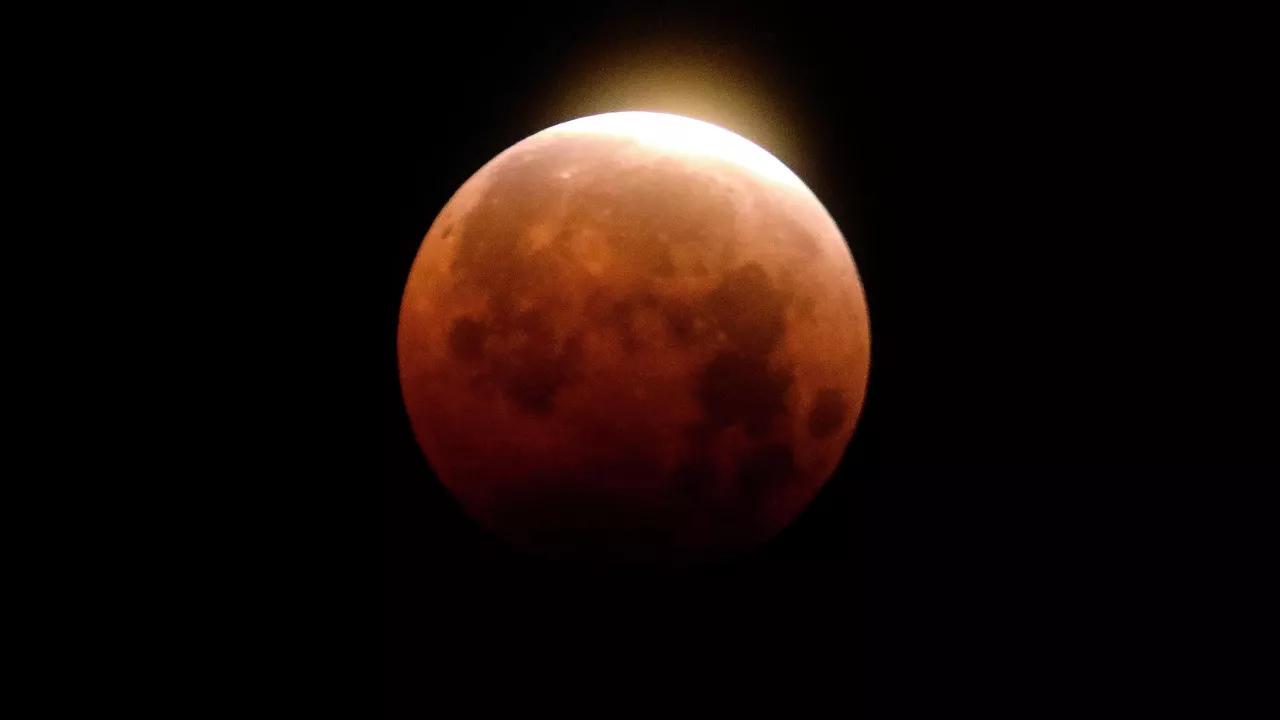 Here's Why the Moon Turns Red During a Lunar Eclipse Here's Why the Moon Turns Red During a Lunar Eclipse