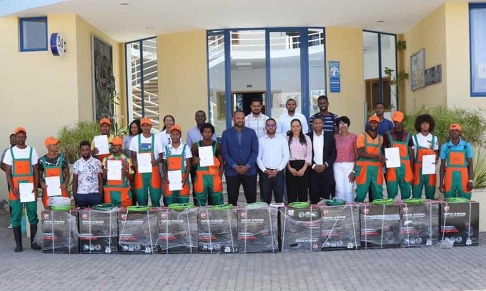 Porto Novo: 13 car washers receive work equipment Porto Novo: 13 car washers receive work equipment