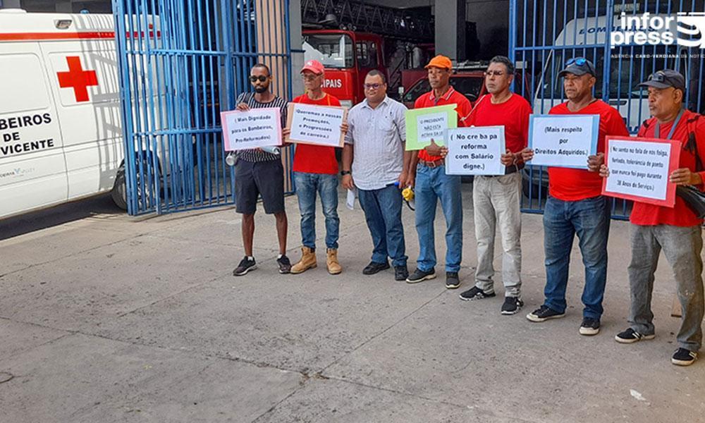 São Vicente: Group of firefighters awaiting retirement demonstrates and promises to take camera to court