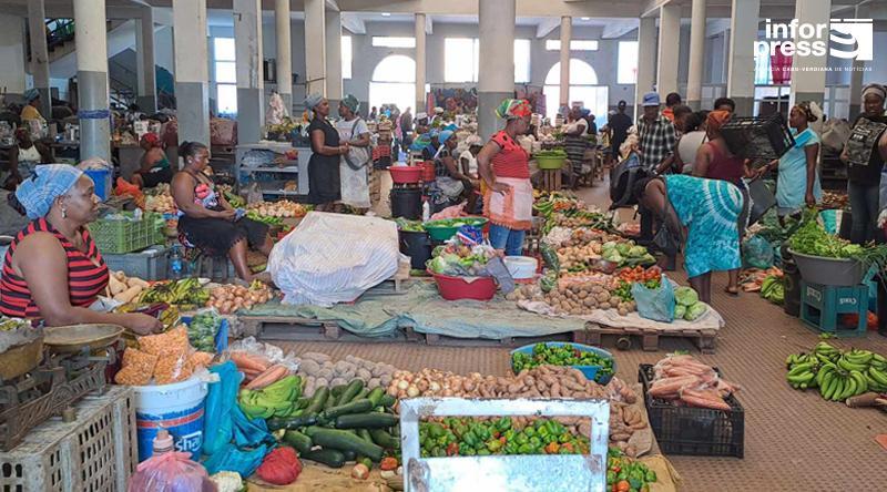 Saleswomen say they are experiencing difficult days and ask for government intervention in terms of support to guarantee a livelihood Saleswomen say they are experiencing difficult days and ask for government intervention in terms of support to guarantee a livelihood