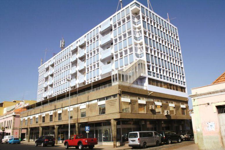 Cape Verdean banks with more than 230 thousand accounts with 'internet banking' in 2002 Cape Verdean banks with more than 230 thousand accounts with 'internet banking' in 2002