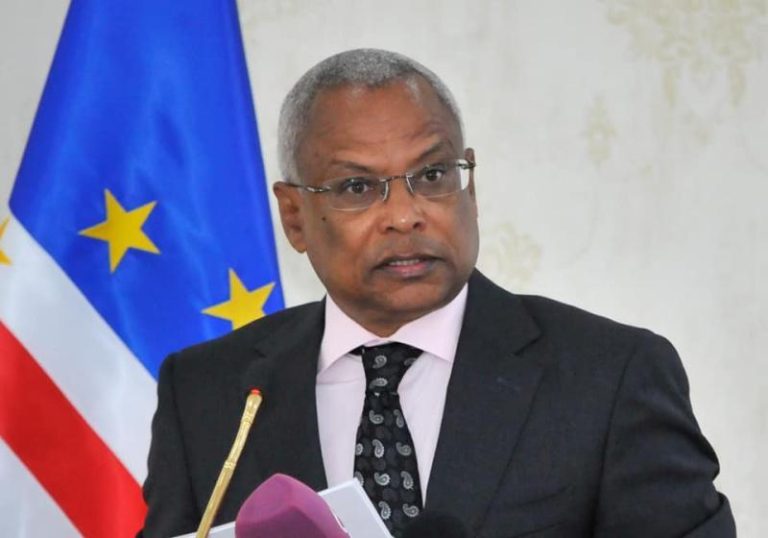 President of the Republic hands over national flag to Cape Verdean ...