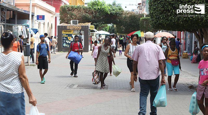 Consumer Confidence Stays High Despite Negative Trend Consumer Confidence Stays High Despite Negative Trend