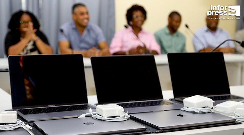 First Lady Delivers Computers to 11 Schools in Praia First Lady Delivers Computers to 11 Schools in Praia